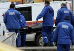 TERROROFRE. Redningsarbejdere bærer lig op fra metrostation efter bombeangrebet i Moskva. 