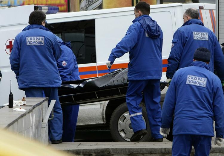 TERROROFRE. Redningsarbejdere bærer lig op fra metrostation efter bombeangrebet i Moskva. 