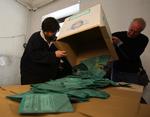 regionalvalg. En stemmeboks bliver tømt før optællingen af stemmer i på et valgsted i Rom. 