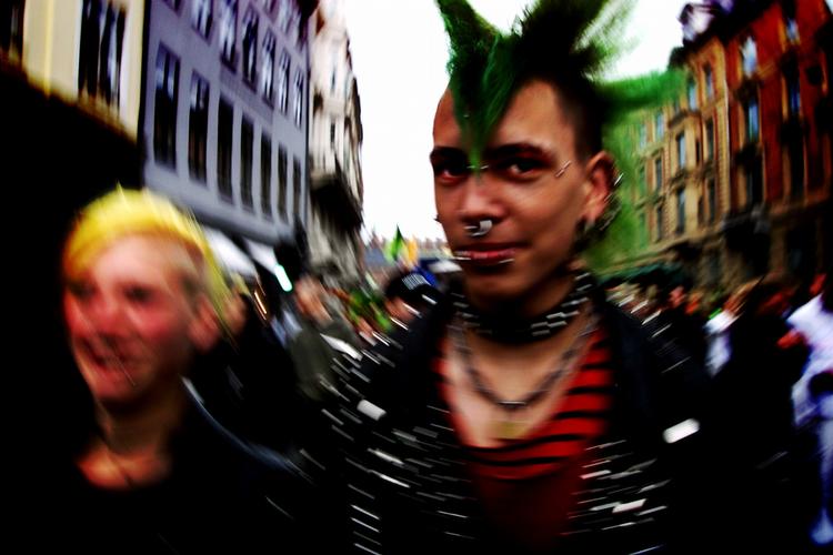Piercing. Denne mand er piercet i ører, læber, næse, næseryg og ved det ene øje. (arkivfoto) 