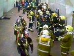 Undergrund. Billede fra overvågningskameraer viser politi og redningsarbejdere på stedet, hvor selvmordsbomberne angreb. 