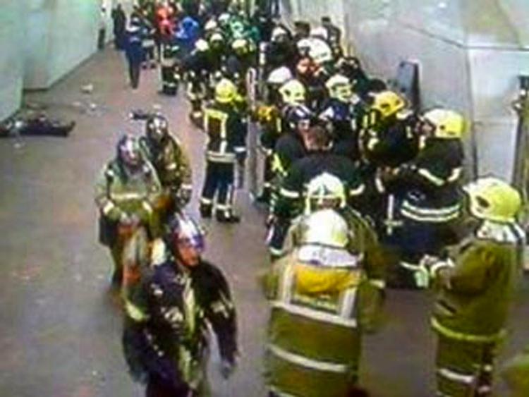 Undergrund. Billede fra overvågningskameraer viser politi og redningsarbejdere på stedet, hvor selvmordsbomberne angreb. 