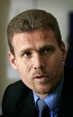 straffeattester. Den konservative retsordfører, Tom Behnke, vil have alle straffe over 30 dages fængsel på straffeattesten. Ideen bliver støttet af flere partier. 