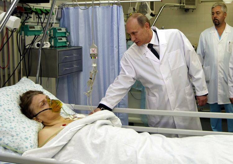 SYGEBESØG. Ruslands ministerpræsident Vladimir Putin besøger et af de overlevende terrorofre. 