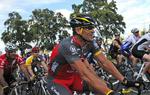 motionist. For en gangs skyld er der ikke det store pres på Lance Armstrong, når han i Sydafrika kører i spidsen for et stort motionsløb. Arkivfoto: AP 