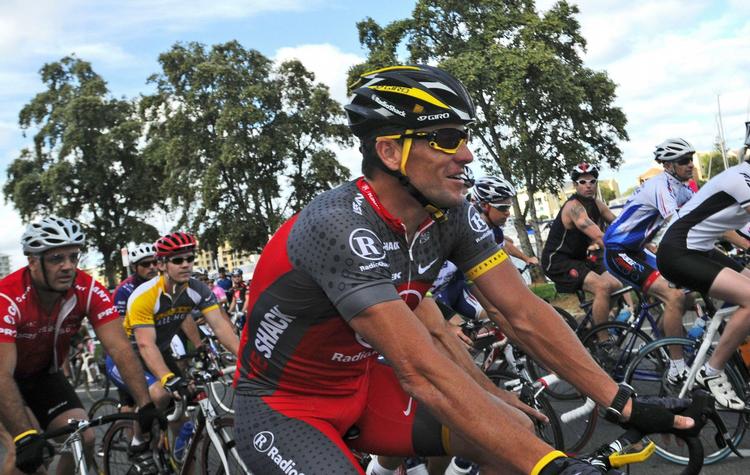 motionist. For en gangs skyld er der ikke det store pres på Lance Armstrong, når han i Sydafrika kører i spidsen for et stort motionsløb. Arkivfoto: AP 