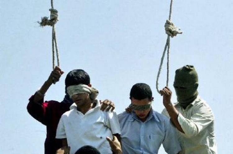 En 16-årig dreng, Mahmoud Asgari, og hans ven blev kendt skyldige i voldtægt af andre drenge og hængt ved en offentlig henrettelse i juli 2005. Foto: AP 