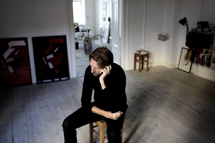 TILFREDS. »Jeg afleverer Gasværket med en egenkapital, der er unik, og et publikumstal, der er unikt, og en næste sæson, der har alle chancer for også at blive rigtig god«, siger Jon Stephensen, der ønsker den nye chef på Gasværket, Pia Jette Hansen, »alt muligt held og lykke«. 