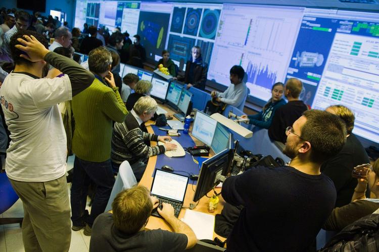 PARTIKELACCELERATOR. Forskere i CERN's kontrolrum. Arkivfoto. 