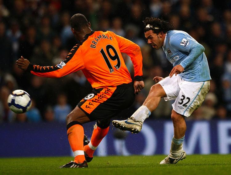 hattrick. Carlos Tevez var forskellen på de to hold, da Manchester City vandt 3-0 over Wigan, som nu ser ud til at få det svært i bunden af Premier League. 