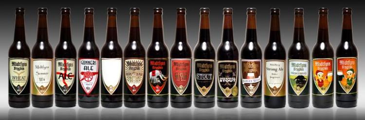 Det er Midtfyns Bryghus' øl Chili Tripel, der har vundet over de 603 andre ølnyheder i 2009. Det er Chili Tripel i midten. 
