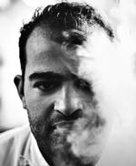Røg i køkkenet. Wassim Hallal er vært i den danske udgave af 'Hell's Kitchen'. Foto: TV 2. 