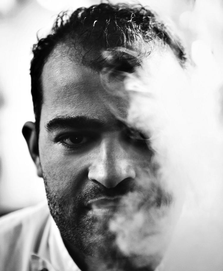 Røg i køkkenet. Wassim Hallal er vært i den danske udgave af 'Hell's Kitchen'. Foto: TV 2. 