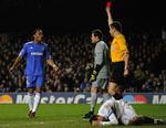 rødt. Didier Drogba blev vist ud i slutningen af Chelseas kamp mod Inter, da angriberen trampede på Thiago Mottas læg. Arkivfoto. 