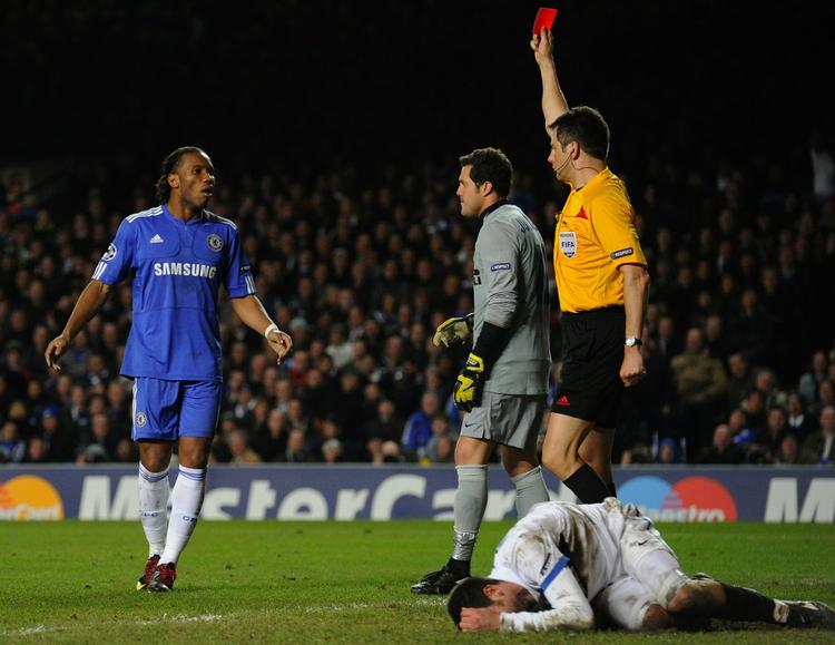 rødt. Didier Drogba blev vist ud i slutningen af Chelseas kamp mod Inter, da angriberen trampede på Thiago Mottas læg. Arkivfoto. 
