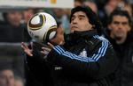 bidt. Diego Maradona kom lettere til skade, da en hund bed Argentinas træner i ansigtet. Arkivfoto. 