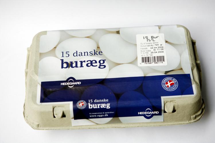 Når vi vælger æg i supermarkedet, er ved med til at bestemme hønsenes levevilkår. Men mange tror for eksempel, at fritgående høns har det bedst. Det er forkert, siger FDB. 
