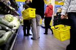 Rådet for Sikker Trafik vil tættere på befolkningen end tv-spots. Derfor rykker de nu ud i dagligvarebutikkerne for at få danskerne til at køre med hjelm og refleks. 