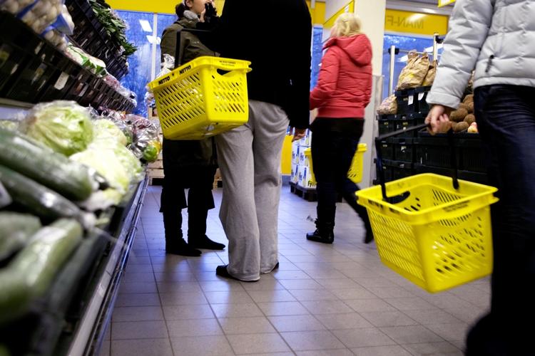 Rådet for Sikker Trafik vil tættere på befolkningen end tv-spots. Derfor rykker de nu ud i dagligvarebutikkerne for at få danskerne til at køre med hjelm og refleks. 