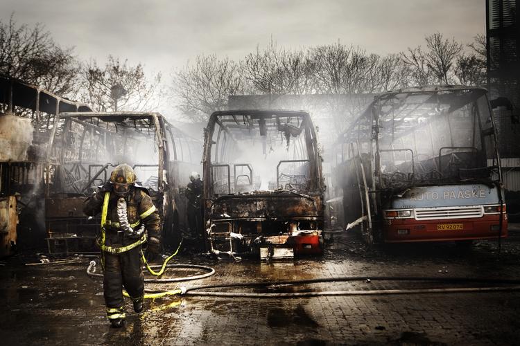 Vrag. Fire busser er brændt helt ned, mens en femte har fået brandskader. 