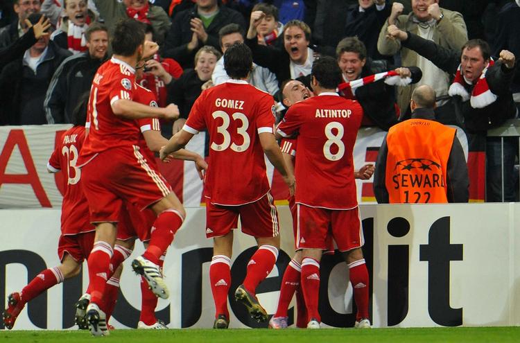 1-1. Ribery bliver hyldet efter sin udligning for Bayern. To  minutter inde i overtiden blev den tyske sejr en realitet. 