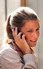mobilsnak. Står det til telebranchen, skal mobilselskaber og andre kunne binde kunderne til et abonnement i et år. (arkivfoto) 