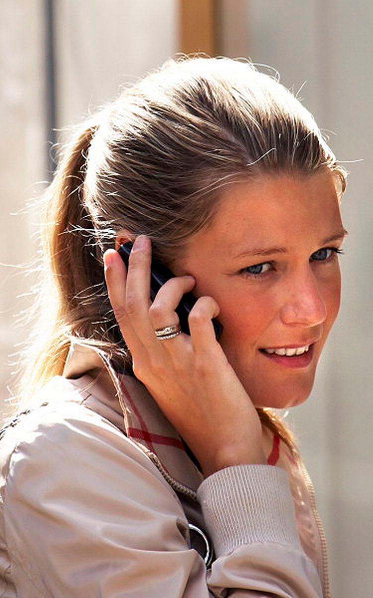 mobilsnak. Står det til telebranchen, skal mobilselskaber og andre kunne binde kunderne til et abonnement i et år. (arkivfoto) 