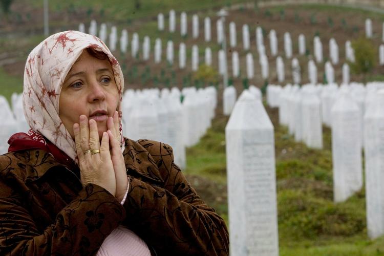 efterladt. Hajrija Ademovic beder ved kirkegården for ofrene fra massakren i Srebrenica. 