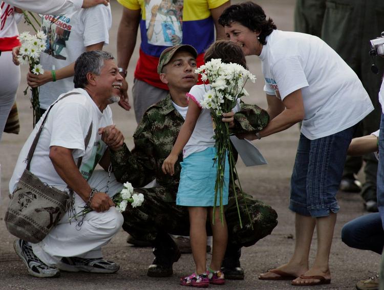 FRIHED. Pablo Emilio Moncayo møder sine forældre og lillesøsteren Laura, som blev født, mens han var gidsel. Kæden om faderens arm er en protest mod fangenskabet og blev senere fjernet af den hjemvendte søn. 