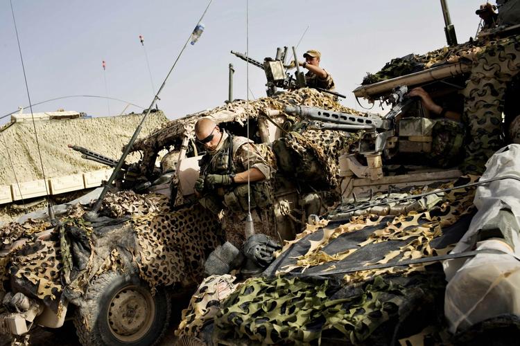 exit. Regeringen vil ikke høre tale om at sætte dato for tilbeagetrækning af de danske soldater i Afghanistan - men de radikale foreslår nu, at soldaterne forlader kampzonen i Helmand næste sommer. 