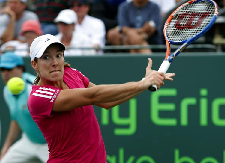 useedet. Justine Henin returnerer bolden til Dominka Cibulkova i kampen, som belgieren vandt i Miami. Arkivfoto. 