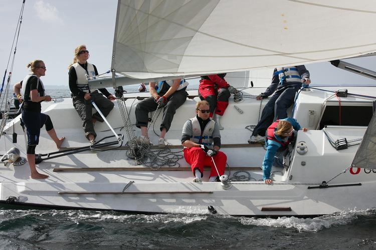 Fysik. Sejlene er tunge at hive hjem på den danske båd DS 37 Matchracer, derfor kræves der meget kommunikation og teamwork om bord. 