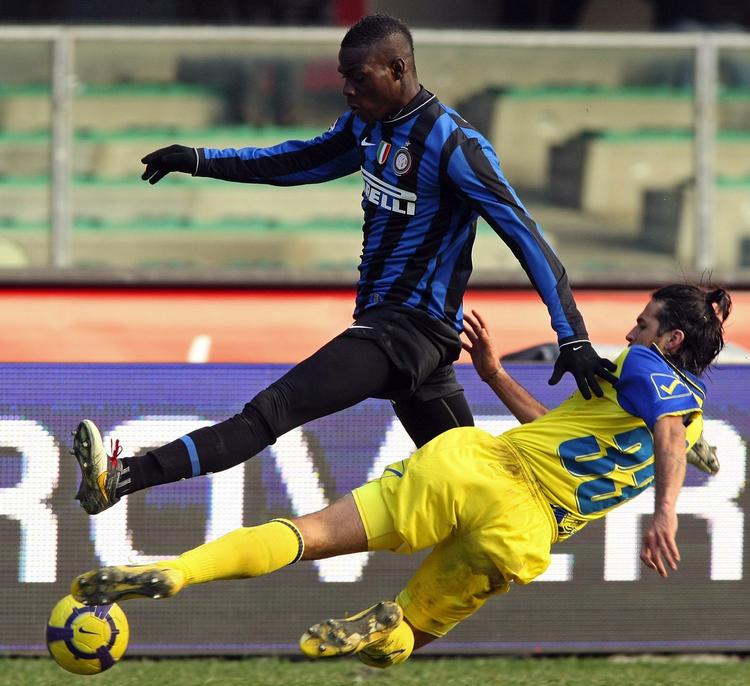 speget. Mario Balotelli fra Inter er røget uklar med træner José Mourinho og holdes derfor på bænken. Arkivfoto. 