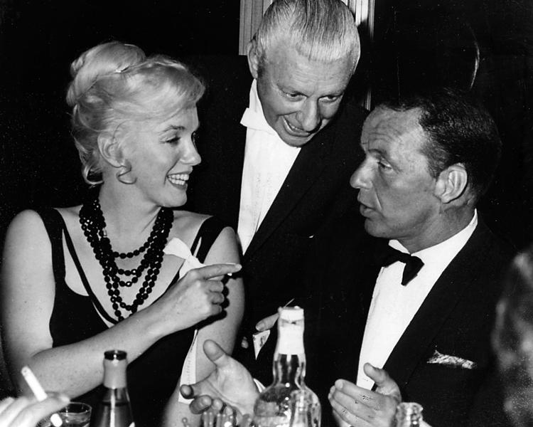 1959. Marilyn Monroe og Frank Sinatra sludrer på  Cal Neva Lodge, mens en uidentificeret mand følger med. 