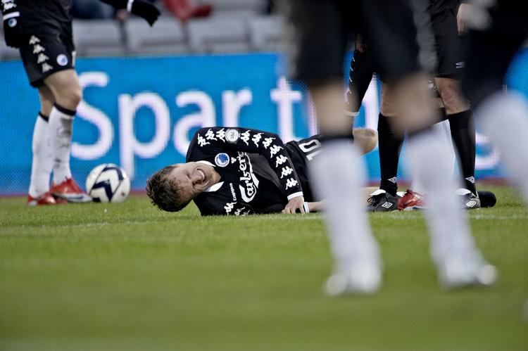 Skadet. Jesper Grønkjær fik et trælår mod AGF. Nu er han tvivlsom til topkampen mod OB. Arkivfoto. 