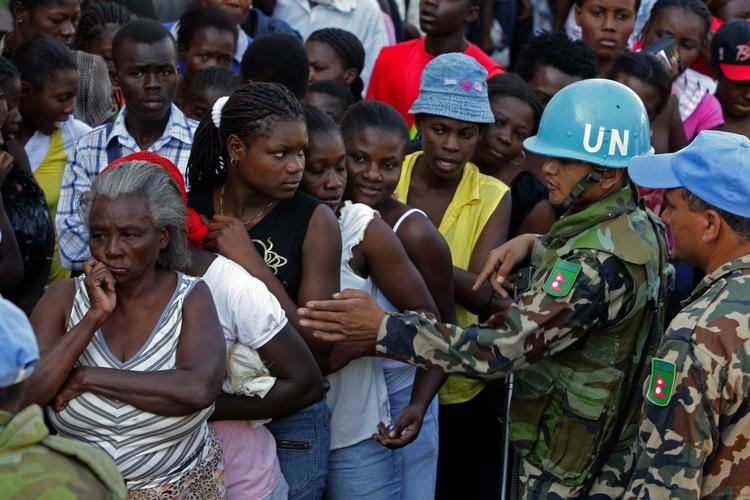 Nødhjælp. Fredsbevarende soldater fra FN deler nødhjælp ud i Haiti. 