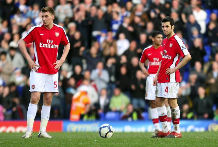 gearskifte. Nicklas Bendtner (tv), og Francesc Fabregas (th), måtte sunde sig et øjeblik, efter at Arsenal spillede 1-1 mod Birmingham i lørdags. Kampen var ikke den bedste optakt til aftenens Champions League-kamp. Foto: Simon Dawson/AP 