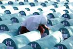Sorg. En kvinde græder iunder en mindehøjtidelighed for massakren i Srebrenica. 