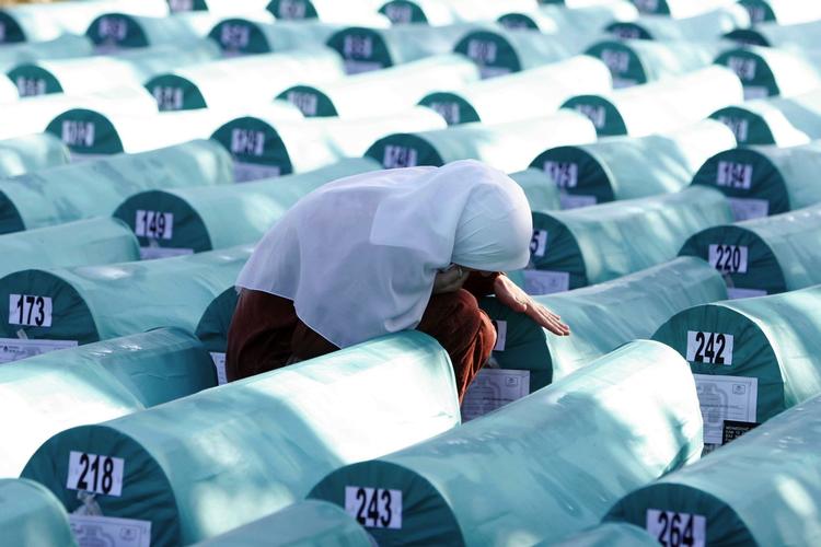 Sorg. En kvinde græder iunder en mindehøjtidelighed for massakren i Srebrenica. 
