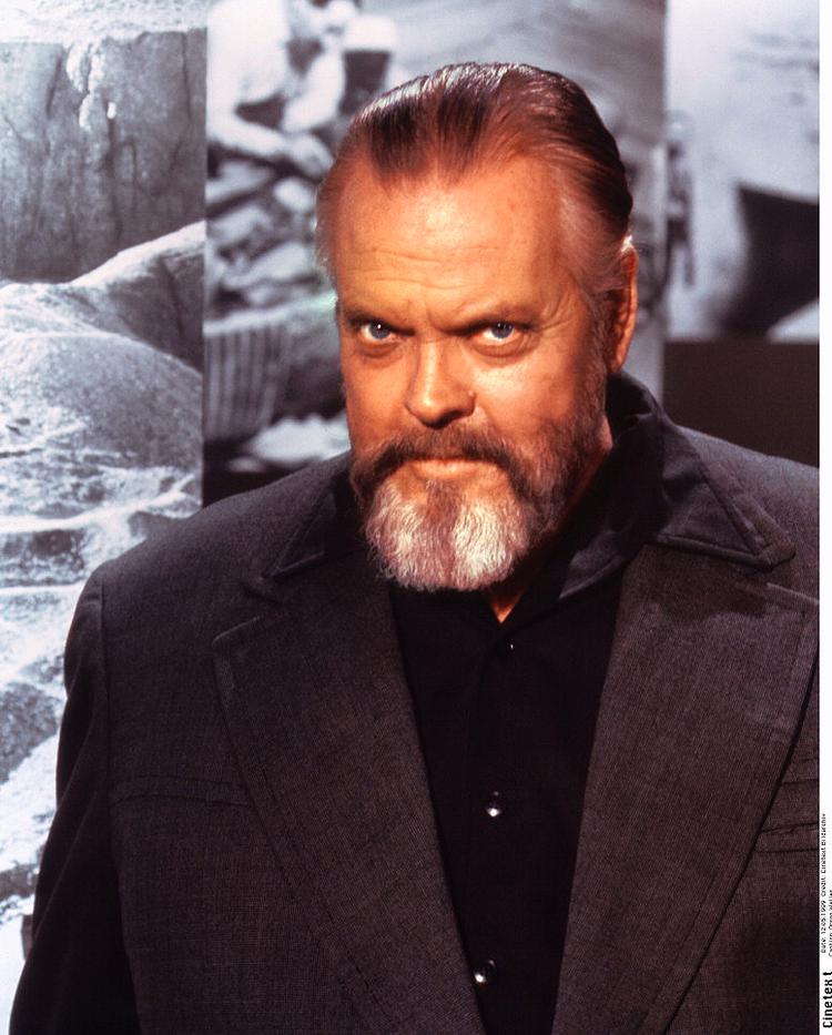 eventyr. Instruktøren og skuespilleren Orson Welles lægger stemme til fortællingen om, hvordan julemanden bliver syg og, hvordan hans hund forsøger at redde julen. Foto: Cinetext Bildarchiv 