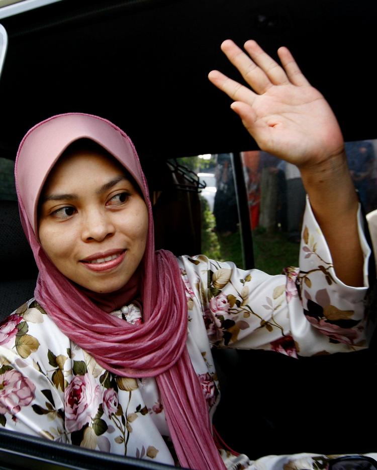 Straffri. Kartika Sari Dewi Shukarno drak en øl, men det skulle hun ikke have gjort. 