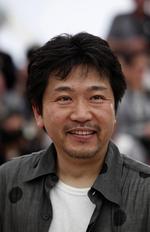 Hirokazu Kore-eda bruger filmmediet som et middel til at bekæmpe glemslen, og han tematiserer kampen mellem tidens gang og den personlige erindring ved at blande dokumentar og fiktion, fantasi og realitet, fortid og nutid. 