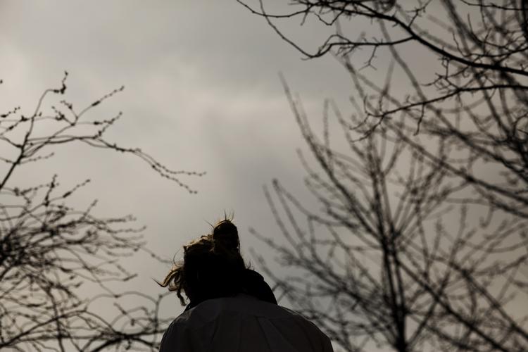 Hadforbrydelse. 23-årige Lillan blev sparket og spyttet over hele kroppen af tre mænd. Hun er ikke i tvivl om, at de overfaldt hende, fordi hun er lesbisk. Nu har hun anmeldt dem for hadforbrydelser. 