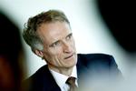 Modstykket. Bent Larsen fra Venstre mener, at bijobberi blandt læger er »usundt«, men hans partifælle, sundhedsminister Bertel Haarder, kan ikke se noget problem i lægernes jobhop. 