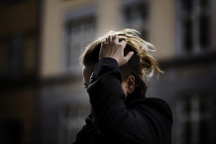 Hadforbrydelse. Lillan frygter at møde de tre mænd, som hun har meldt  for hadforbrydelser, efter at de tævede hende. Hun er ikke i tvivl, om at de sparkede hende, fordi hun er lesbisk. 