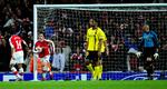 powerpenalty. Cesc Fabregas samler bolden op fra nettet efter at have scoret på straffespark og formentlig brækket lægbenet under skuddet. 