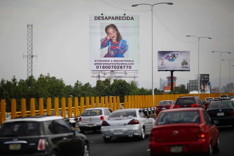 Efterlyst. Familien til den 4-årige pige Paulette betalte for store billboard-skilte, hvor de efterlyste deres datter. Nu er moderen mistænkt for at have slået sin datter ihjel. 
