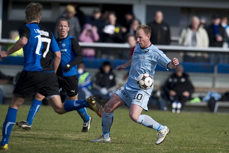 snydt. En scoring af Søren Berg blev forpurret, da en medspiller løb offside og sparkede bolden væk på mållinien. 