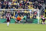 køligt. Jesper Bech tørrer hele Brøndby-forsvaret og bringer Silkeborg foran med 2-0. Men Brøndby leverede en mindre genfødsel i slutningen af anden halvleg. 