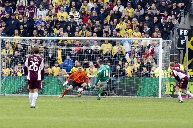 køligt. Jesper Bech tørrer hele Brøndby-forsvaret og bringer Silkeborg foran med 2-0. Men Brøndby leverede en mindre genfødsel i slutningen af anden halvleg. 